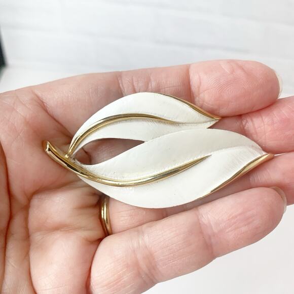 Vintage SARAH COVENTRY White Leaf Brooch Pin Gold Tone Jewelry Elegant COV MCM - Picture 5 of 5